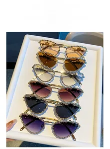 Gros plan sur des lunettes œil-de-chat avec strass étincelants et verres colorés variés