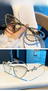 Détail de lunettes de soleil œil de chat à strass avec étoiles en métal et verres dégradés