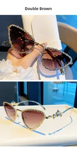 Détail des lunettes de soleil œil-de-chat avec strass et verres dégradés en marron double