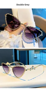 Détail de lunettes de soleil en forme de cœur avec verres dégradés et strass brillants