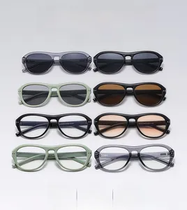 Vue détaillée de la collection de lunettes pilote avec divers verres et rivets en métal