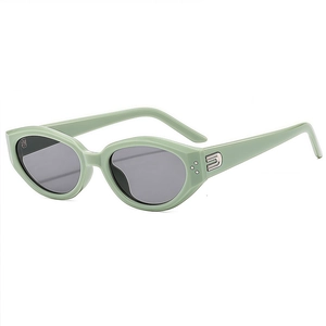 Retro Katzenaugen Sonnenbrille in Mintgrün mit grauen Gläsern und silbernen Details