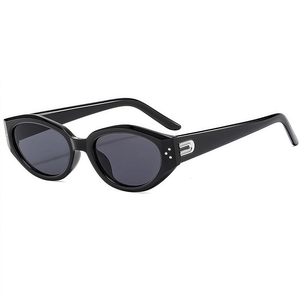 Klassische schwarze Cat-Eye Sonnenbrille mit silbernen Akzenten und dunklen UV-Gläsern