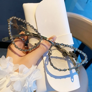 Lunettes de soleil œil de chat argentées avec strass et pochette de rangement