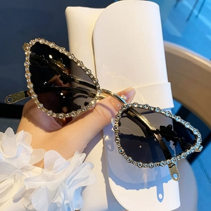 Lunettes de soleil œil de chat chic avec monture en métal doré et strass étincelants