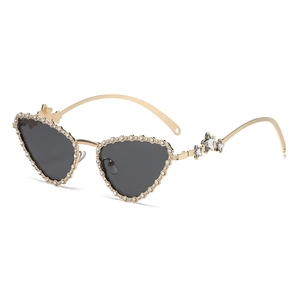 Lunettes de soleil œil de chat dorées avec strass et détails d'étoiles élégantes