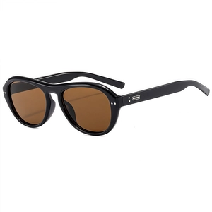 Lunettes aviateur tendance à petite monture noire épaisse et verres marron foncé