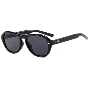 Lunettes de soleil pilote noires à petite monture, verres gris et détails argentés