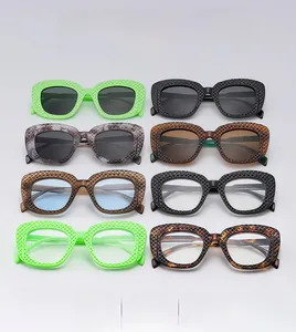 Vue macro des lunettes de soleil hip-hop avec monture grillagée évidée unique