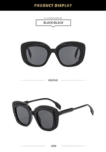 Détail de lunettes de soleil carrées oversize avec monture matelassée noire et verres fumés