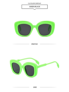 Détail de lunettes de soleil octogonales vert fluo avec motif de pyramide en relief