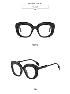 Vues détaillées de lunettes de soleil noires à motifs de grille et monture épaisse