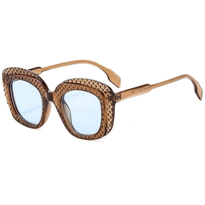 Lunettes de soleil polygone avec monture marron quadrillée et verres bleus clairs