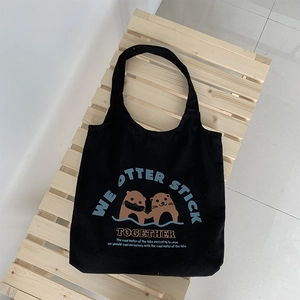 Schwarze Canvas-Einkaufstasche mit Cartoon-Ottern und WE OTTER STICK TOGETHER Slogan