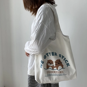 Weiße Canvas-Einkaufstasche mit süßen Comic-Ottern und We Otter Stick Together Aufdruck