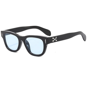 Occhiali da sole quadrati rétro nero lucido con lenti azzurre e decorazioni in argento