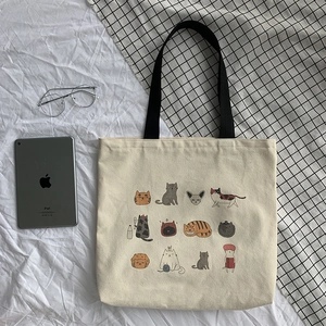 Vue détaillée d'un sac cabas en toile avec douze illustrations de chats de dessin animé