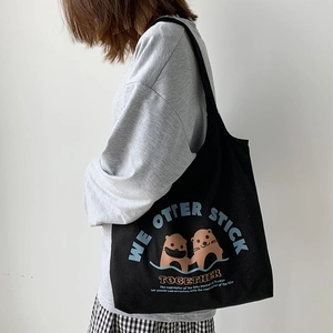 Schwarze Segeltuch-Einkaufstasche im japanischen Stil mit süßen Otter-Motiven