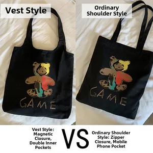 Détails de deux sacs cabas en toile noire avec ours comparant les poignées et poches internes