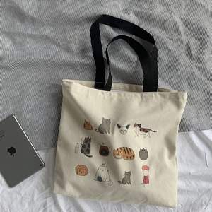 Gros plan du sac cabas en toile crème avec douze illustrations de chats mignons