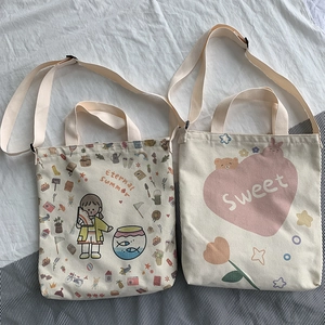 Vue détaillée des sacs en toile avec illustrations Eternal Summer et Sweet Heart