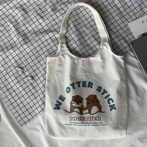 Detail der weißen Canvas-Einkaufstasche mit Ottermotiv und lustigem Spruch-Aufdruck