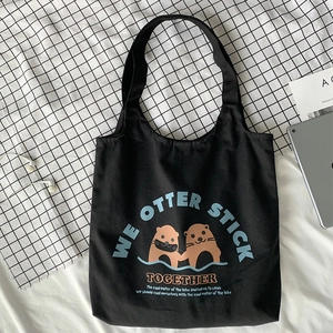Flache Ansicht einer schwarzen Canvas-Tasche mit Ottern und Otter stick together Zitat
