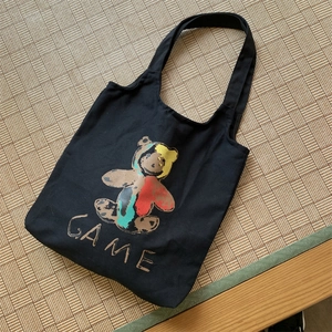 Détail de l'imprimé ours graffiti coloré et texte GAME sur cabas en toile noir