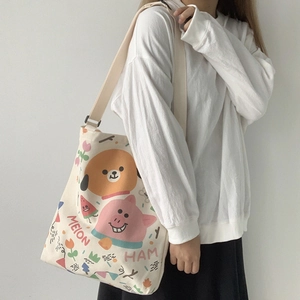 Détail du sac en toile blanc cassé avec imprimé animal mignon et bandoulière réglable