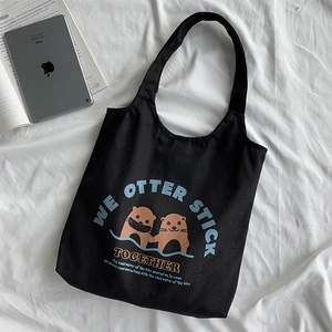 Detailansicht einer schwarzen Canvas-Tragetasche mit süßem Otter-Print und Textdesign