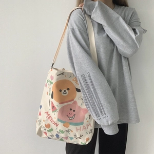 Détail du sac bandoulière en toile avec illustrations de chien et cochon mignons