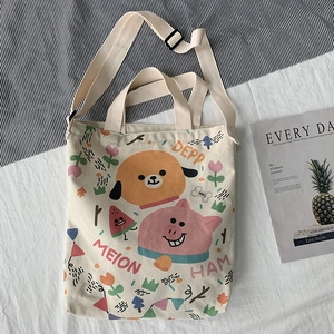 Détail du sac cabas en toile avec imprimé chien et bandoulière réglable