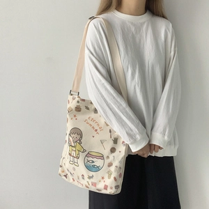 Détail du sac bandoulière en toile beige avec illustration Eternal Summer porté