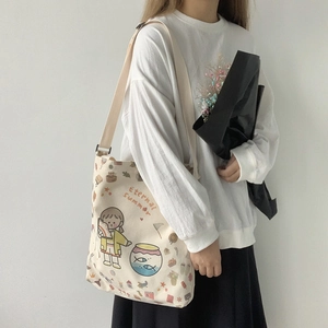 Détail du sac en toile blanc cassé avec illustration 'Eternal Summer' et bocal à poissons