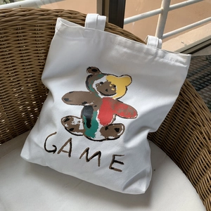Sac fourre-tout en toile blanche avec imprimé ours rétro et texte Game sur chaise