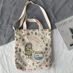 Gros plan d'un sac cabas en toile crème avec motif fille cartoon et texte Eternal summer