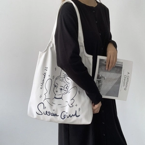 Dettaglio della borsa in tela bianca con illustrazione di ragazza vintage e testo