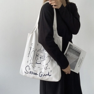 Dettaglio di una borsa tote in tela bianca con illustrazione retrò e scritte vintage