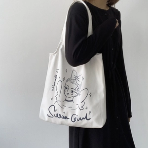 Dettaglio della borsa tote in tela bianca con illustrazione artistica a linee nere