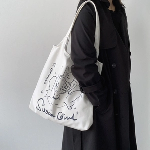 Dettaglio della borsa tote in tela bianca con stampa Swan Girl indossata da una modella