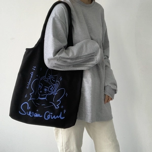 Dettaglio della borsa tote in tela nera con stampa blu Swan Girl in stile coreano chic