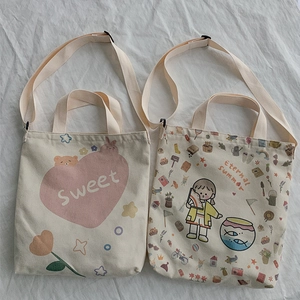 Détail de sacs fourre-tout en toile de style japonais avec imprimé ours et sangle