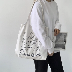 Dettaglio della borsa tote in tela bianca con illustrazione minimalista e scritte