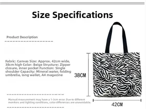 Détail du grand sac cabas en toile zébrée avec fermeture éclair et capacité A4