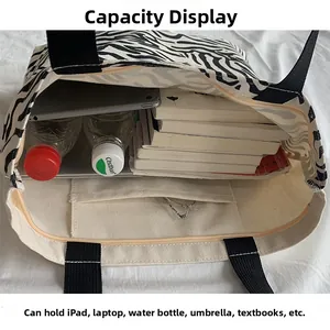 Vue détaillée de la grande capacité intérieure du sac fourre-tout zébré en toile