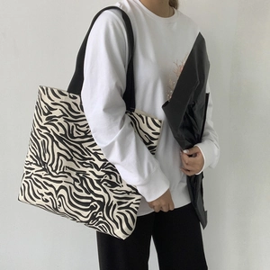 Grand sac cabas minimaliste en toile à motif zèbre noir et blanc pour porté épaule femme