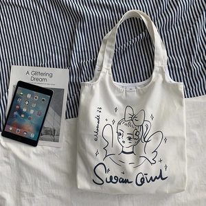 Dettaglio della borsa tote in tela bianca con stampa a fumetti Swan Girl e manici resistenti