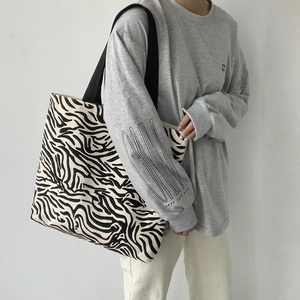 Sac fourre-tout en toile à motif zèbre noir et blanc avec une tenue décontractée