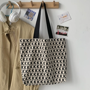 Borsa tote in tela minimalista con motivo K nero su beige, capiente stile campus