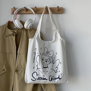Dettaglio della borsa tote in tela bianca con illustrazione fatta a mano e scritta Swan Girl